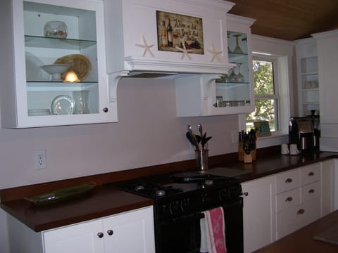 Kitchen is fully equipped- gas range.