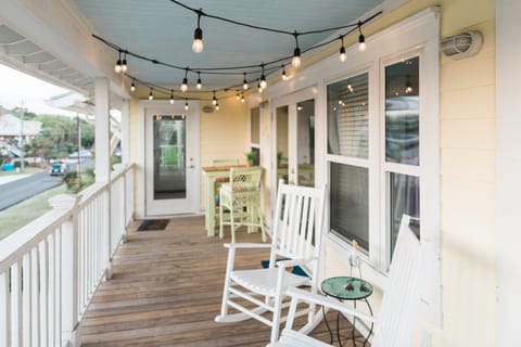 L Shaped Outside Balcony off Living Room
Looking North