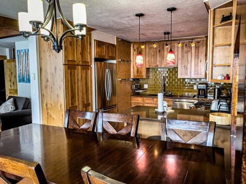 View of kitchen and dining table (dining room table expands with 2 leaves)