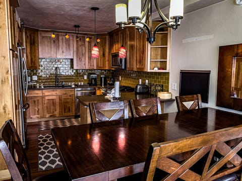 Dining area & kitchen