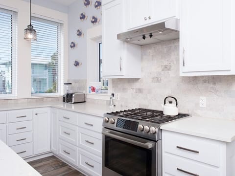 Fully equipped kitchen with Bosch gas range