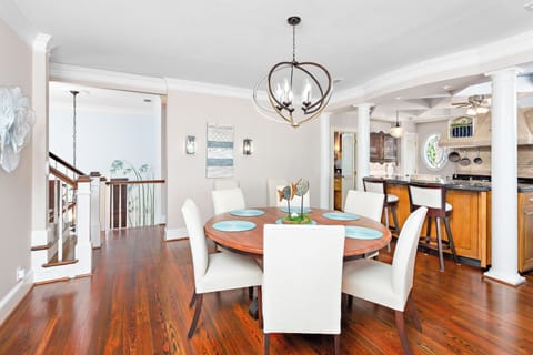 Dining Area features seating for six