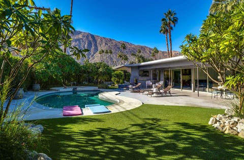 Private exotic tropical retreat with fantastic western mountain views