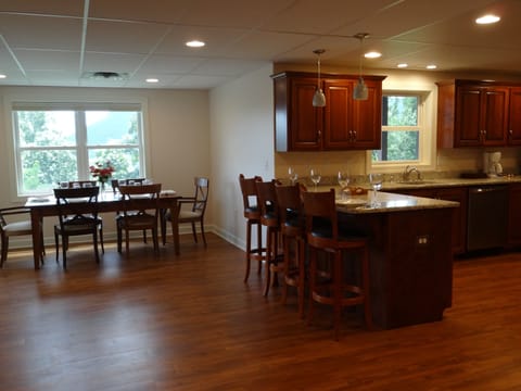 Dining area & kitchen seating