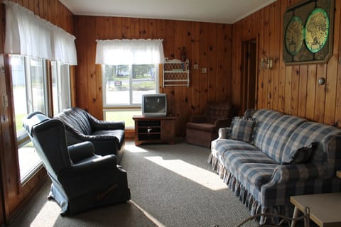 livingroom with cable tv