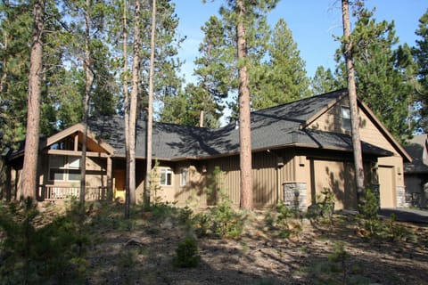 Front of House in Woodlands area of Sunriver