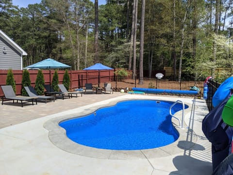 Lounge chairs, umbrellas, floating chairs, internet and bluetooth speakers.