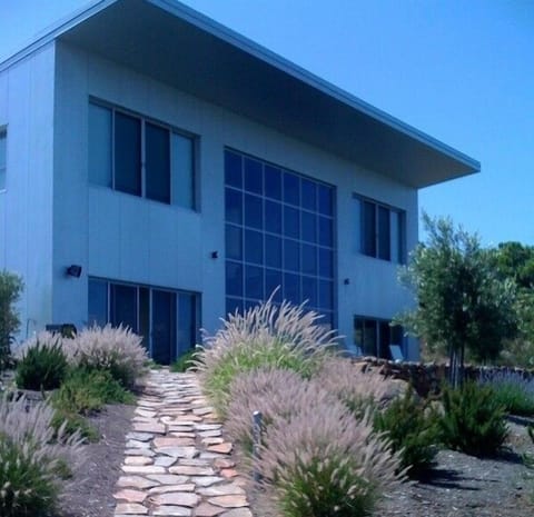 Back of house/path to pool