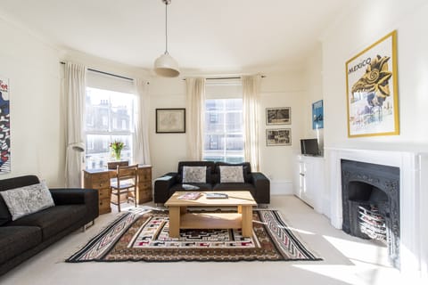 The living room is bright an comfortable!