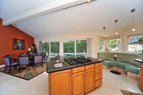 Formal dining for 8, island style gas cooking, breakfast nook