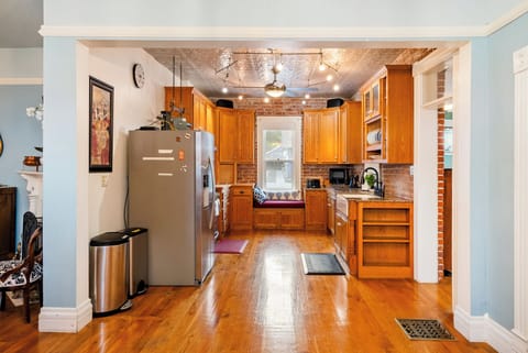 The kitchen is very well equipped with modern appliances