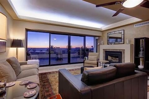 Comfortable Living Room w/Ocean View!
