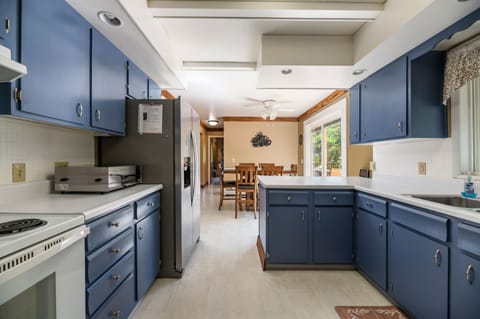 Fully stocked kitchen with pizza oven
