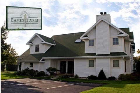 Entire lower level: 2 Bedroom / 2 Bath with 2 parking spaces; 1500 sq ft