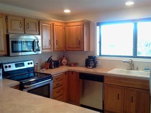 Up to date, fully stocked kitchen. Owner just cooked turkey dinner for 12.