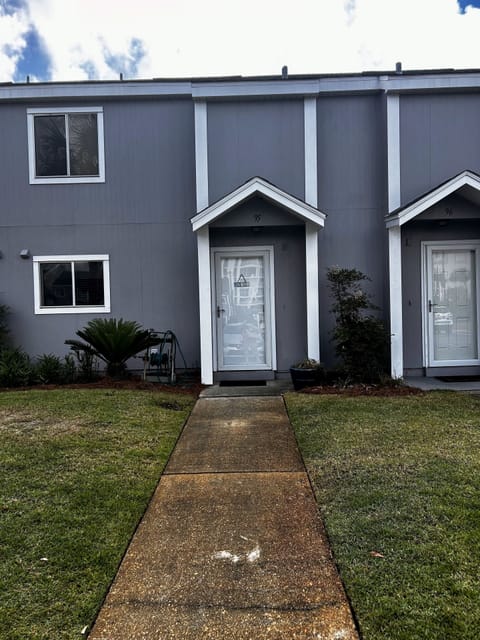 Front Door from Parkinglot 