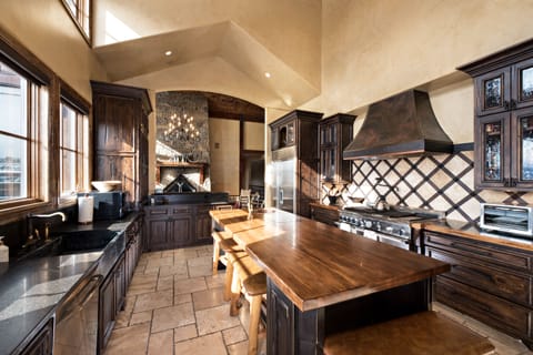 Fully equipped chef's kitchen, lots of seating in the kitchen