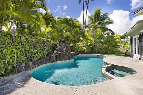 Newly tiled pool with attached Jacuzzi spa