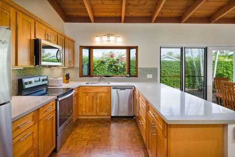 Newly remodeled fully-equipped kitchen