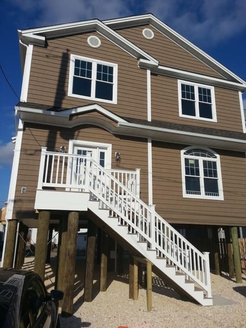 5 Bedroom, 3 Bathroom beautiful new construction! Perfect for large families.