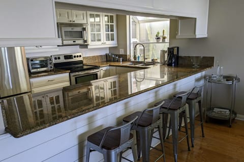 Kitchen/dining area counter-bar has additional seating for 4