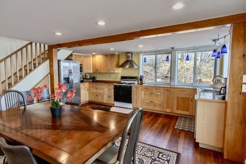 Kitchen appliances include fridge, gas stove, dishwasher, garbage disposal etc.