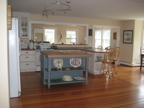 Open Kitchen, great for working and entertaining.