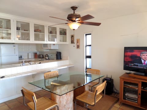 Large cable tv, wifi, dining and kitchen. All sm appliances supplied