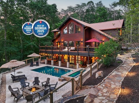 Southern Hospitality Lodge, swimming pool, 14 foot hot tub, poolside fire pit