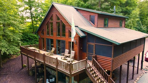 Deer Hollow - 5 bedrooms, 3.5 bath, 2 kitchens, large screened in porch & deck