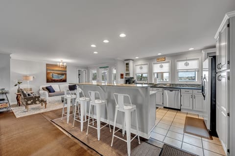 Wrap Around Bar Seating (8)