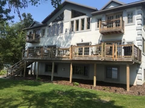 Back of home facing lake