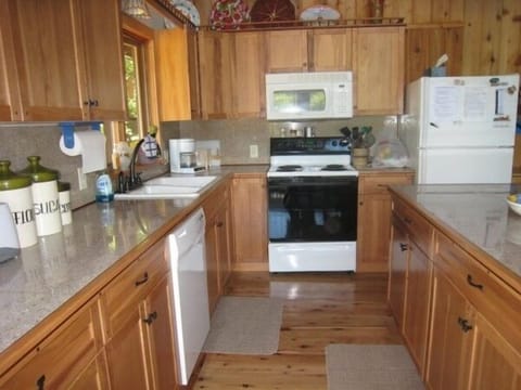 Bright, well-equipped kitchen w/granite countertops, modern appliances