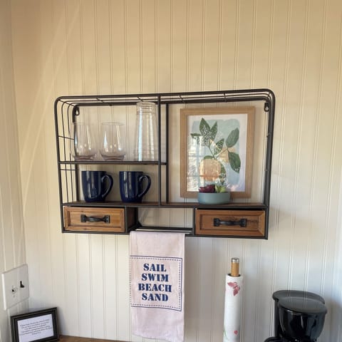 Guest cottage mini kitchen 