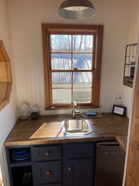Guest cottage mini kitchen