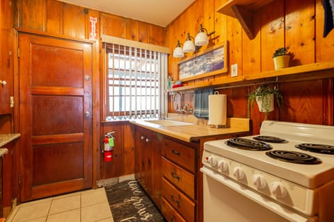 Love the Phil Simon's photography!  Complete Kitchen for your convenience.