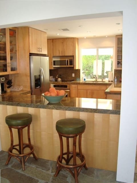 Breakfast Bar and Kitchen