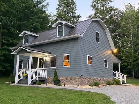 PRIVATE SERENE RETREAT NESTLED ON THE BORDERS OF THE BIG SOUTH FORK!