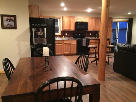 LARGE, FULLY STOCKED KITCHEN, OPEN AND SPACIOUS, OLD FASHIONED POPCORN POPPER!