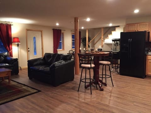 OPEN FLOOR PLAN FOR AMPLE ROOM