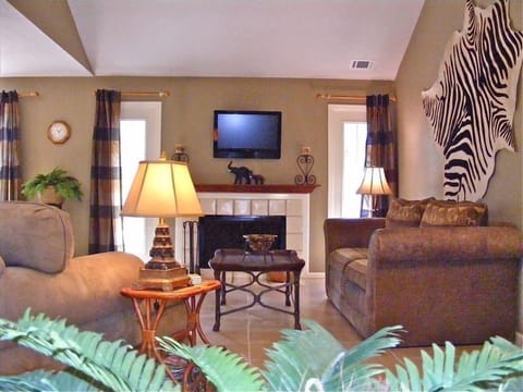 Spacious Living Area With Vaulted Ceiling, 17" Tile Flooring, Drapes & LCD T