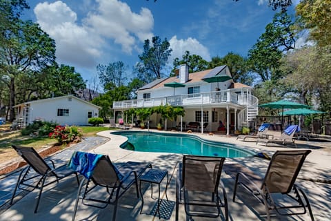 Lovely Large Estate with Beautiful Views of the Sierras! 