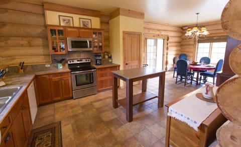 This luxury rental can accommodate cooking enthusiasts or a professional chef.