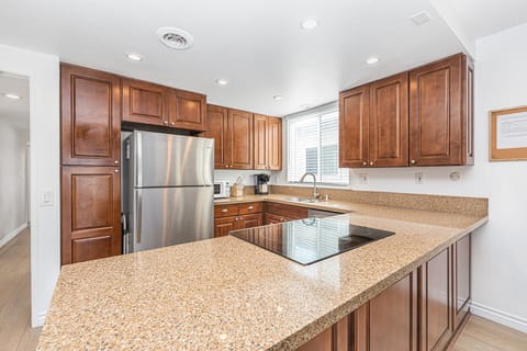 Kitchen is fully-stocked with dishes, cooking, baking and meal prep gear. All standard large and small appliances included. See listing description for more supply details.
                