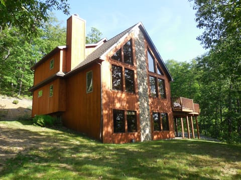 The house overlooking the beautiful mountain scenery. 