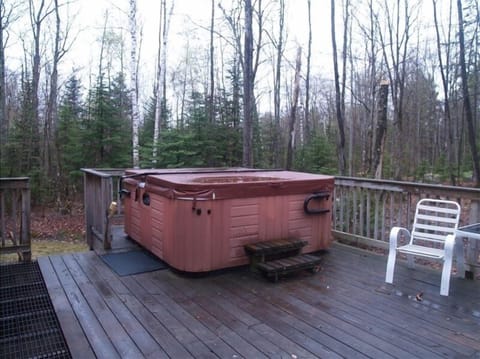 Large Back Deck with Hot Tub!