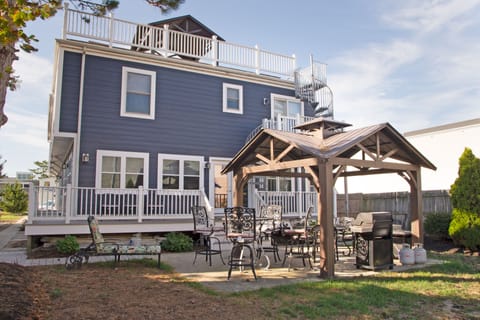 Alt view of backyard. Privacy fence to right.