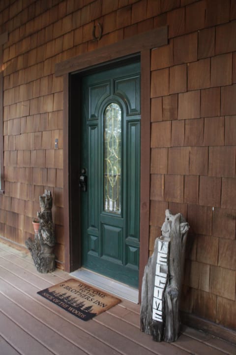 Welcome to the Eight Brother's Inn neck of the woods!