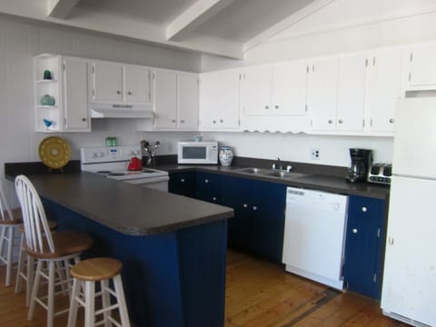 Clean, well equipped kitchen with new appliances.