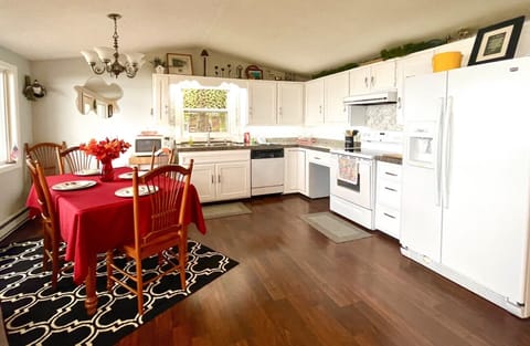 Open concept kitchen-dining. Fully equipped for family meals.